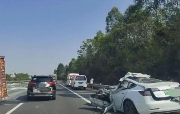 特斯拉高速追尾大货车 司机身亡