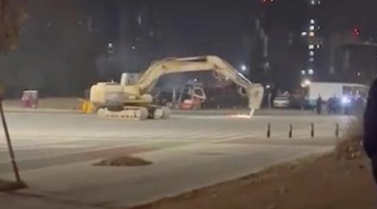挖掘机当街破坏致1死 司机被击毙