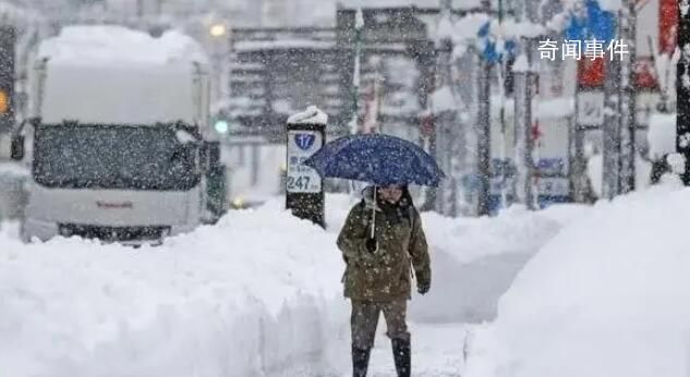 日本多地暴雪:1.6米高积雪掩埋车辆