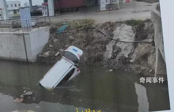 武汉120闯红灯撞车后被指见死不救 致被撞司机溺亡