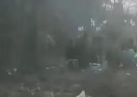村民在烟雾缭绕的树林里打吊瓶 近期生病的比较多乡村诊所容纳能力有限