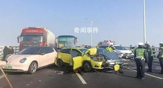 郑州200多车相撞事故已致1死 11人已获救