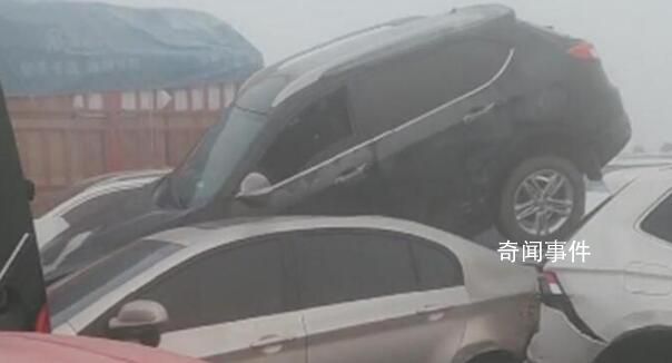 现场:郑新黄河大桥因大雾多车相撞 事故造成1人死亡