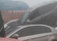 现场:郑新黄河大桥因大雾多车相撞 事故造成1人死亡