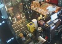 疑猥亵女技师遭反抗 多男子围殴店员
