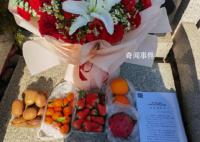 江秋莲去江歌墓前读判决书 将判决书摆在了女儿的墓前