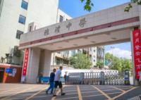 一外籍男教师被指曾性侵女学生 学校工作人员回应称正在调查