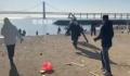 跨年夜后海滩留下满地烟花垃圾 200多米海岸线清理出上千斤垃圾