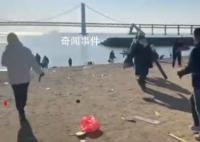 跨年夜后海滩留下满地烟花垃圾 200多米海岸线清理出上千斤垃圾