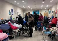 跨年夜急诊室:走廊上躺满病重老人