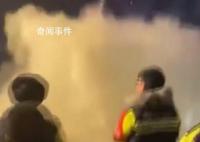男子放烟花被城管用灭火器狂喷 针对此现象已上街劝阻市民上万余人次