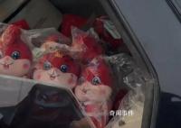98年哥哥返乡给15弟妹买一车礼物 塞满整个后备箱