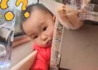 女子高铁投喂前座萌娃被回赠奶瓶 还带着满脸的开心