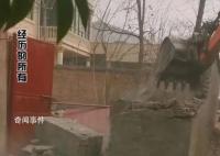 男子3年后回家发现巷口被邻居占一半 3米宽土路变成1.7米