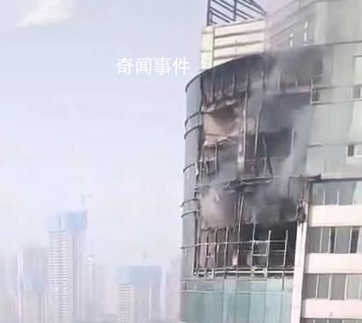 重庆一高楼起火大块碎片掉落 暂无人员伤亡报告