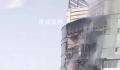 重庆一高楼起火大块碎片掉落 暂无人员伤亡报告