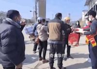摩托大军春运启程返乡 有加油站免费为车辆加油