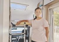58岁“自驾阿姨”霸气回应质疑 不想再看任何人的脸色