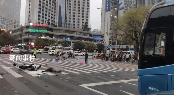 广州宝马车冲撞人群 致多人死伤