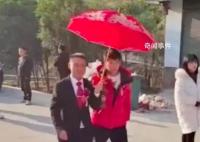 短发新娘不穿婚纱被误认成伴郎 网友：这位新娘帅气又可爱