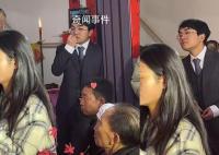 新郎接亲时淡定嗑瓜子迎新娘 对此网友议论纷纷