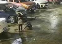 男童放鞭炮炸飞三个井盖连砸两车 当地警方正在调查中