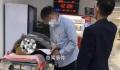 老人躺担架床上办卖房手续?官方回应