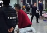 男子情绪崩溃在医院走廊连扇耳光 引起周围患者及家属围观