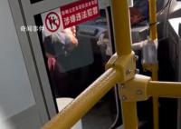 公交司机边开车边抠脚?官方回应