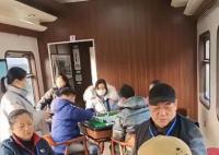 女子乘火车遇麻将专列生意火爆 引发网友关注