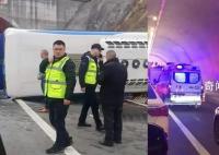载53人客车在重庆侧翻 3死23人送医