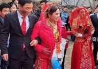 女子回应离异带5娃嫁给未婚初恋 称想给对方再生一个