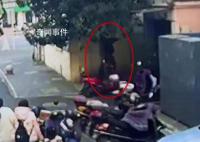73岁保安徒手接住4楼坠落女子 缓冲之后才摔落在地