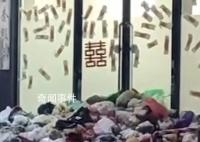 殡葬店开小区门口被倒垃圾贴卫生巾 店主非常的郁闷委屈