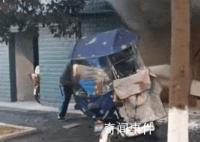 男孩逃出火场以为奶奶没了跪地痛哭 后消防赶到将老人救出并将火扑灭