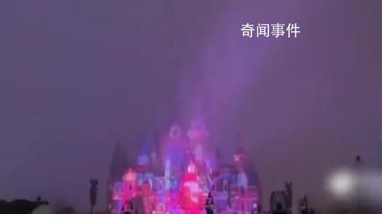 上海迪士尼限定烟花秀被大雾笼罩 变成灰蒙蒙的