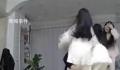 2年未归家爸爸开门时3个女儿扑上来 开门瞬间抱起妻子转圈