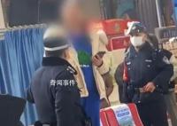女子站候车室座椅抽烟谁劝骂谁 公然挑衅站警和乘客