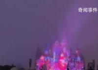 上海迪士尼限定烟花秀被大雾笼罩 变成灰蒙蒙的
