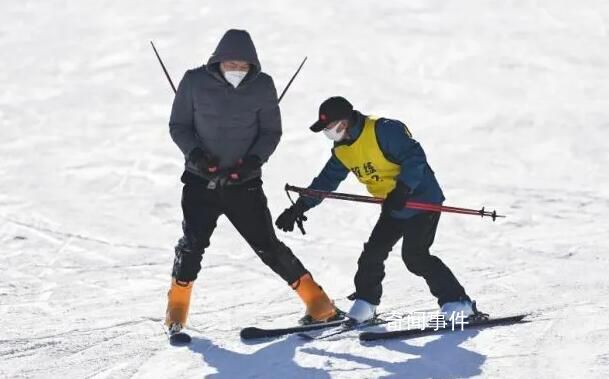 2万元请的滑雪教练不会穿雪鞋 记者调查滑雪教练鱼龙混杂问题