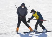 2万元请的滑雪教练不会穿雪鞋 记者调查滑雪教练鱼龙混杂问题