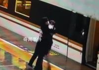 铁路双胞胎姐妹在站台紧紧相拥 两人迎来短短2分钟的团聚
