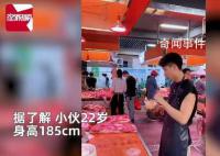 00后高颜值小伙回应卖猪肉走红 小姐姐排队买肉砍价抹零