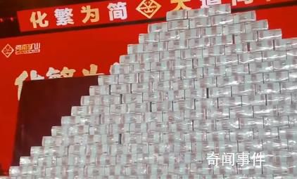 河南一企业年终奖堆成钱山 向员工共发放6100万元年终奖