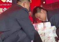 男子年终奖太多 公安护送回家