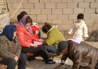7旬老人给93岁岳母磕头拜年 两人还聊了一会岳母看上去十分开心