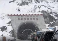 游客讲述隧道雪崩前经历 得知发生雪崩后特别害怕