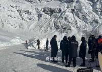 西藏雪崩亲历者:从车窗刨开雪爬出