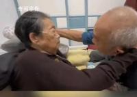 姥姥临终与相爱72年姥爷摸头告别 丈夫满脸不舍泪水哽咽了几次