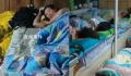 女子回娘家24人睡一屋 吃饭用盆装